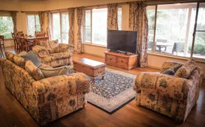 Whispering Karri Retreat 5 Acre Hideaway - Image 5