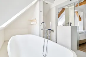 Starry sky · Studio with skylight above the bed - Image 2