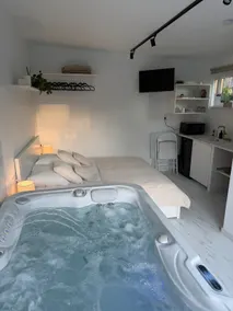 The romance corner with Jacuzzi - Image 3