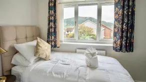 Blorenge View House-Modern Spacious 3-Bedroom - Private parking - Image 3