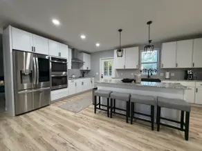 Pine and Vine Boutique Retreat - Walk to Beach - Image 3