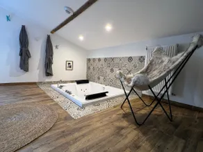 Suite with private hot tub - Image 5