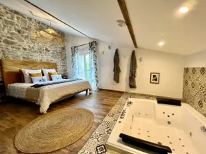 Suite with private hot tub - Image 4