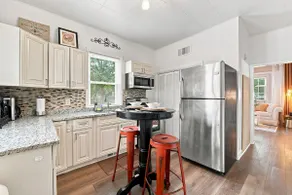 Charming One Bed with Office near Chicago - Image 2