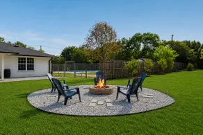 Peaceful 3 Acre Retreat w/ Pool, 5 Miles to Lake - Image 3