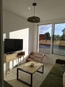 Renovated apartment, quiet, well connected, bike & road - Image 2