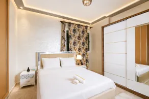 Stylish | Spacious, Modern & Luxury Stay + Netflix - Image 2