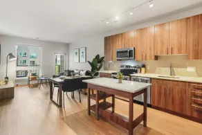 Spacious 2BR plus Den - Pool Balcony & 3 Queens - Image 3