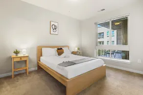 Spacious 2BR plus Den - Pool Balcony & 3 Queens - Image 2