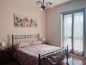 At Roberta's house - Image 3