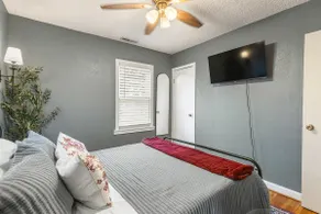 Quiet Blue Bungalow - Image 3