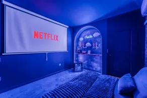 Le 7e Ciel • Love room, whirlpool bathtub & movie theater - Image 3