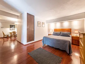 1B Spacious Queen Suite with a living and dining room - Image 3