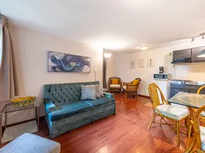 1B Spacious Queen Suite with a living and dining room - Image 2