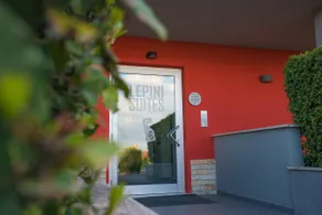 Deluxe apartment with garden - Image 5