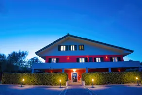 Deluxe apartment with garden - Image 2