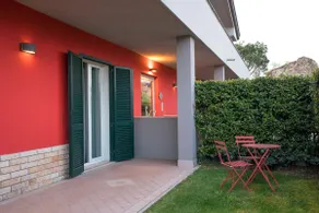 Deluxe apartment with garden - Image 3