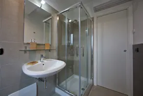 Deluxe apartment with garden - Image 4