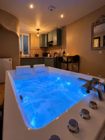 Venice Getaway – Private 2-Seater Spa Bath - Image 3