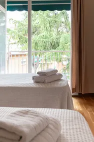 Bright and quiet apartment with terrace - Image 3