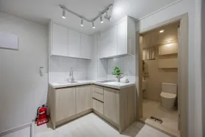 NEW OPEN) Sinnonhyeon Station 1 min/Gangnam Station 1 stop/Parking available/Free luggage storage/2 rooms/6 people/3 queen beds - Image 4