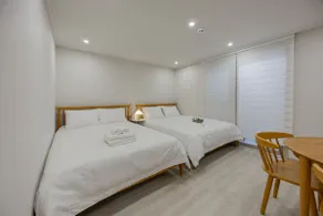 NEW OPEN) Sinnonhyeon Station 1 min/Gangnam Station 1 stop/Parking available/Free luggage storage/2 rooms/6 people/3 queen beds - Image 3