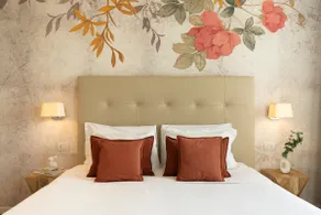 Suite with couples bathtub and panoramic balcony - Image 4