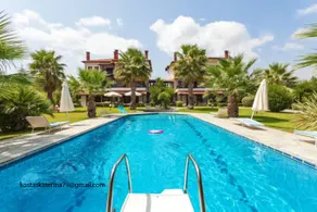 Cozy and Stylish Pool House - Image 2