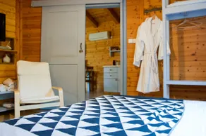 Naomi's Place - Deluxe Suite - Image 4
