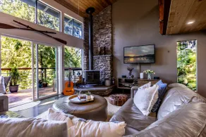 Lake House Escape with Hot Tub - Image 5