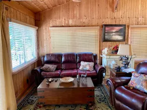 Cute and Comfy Cabin, Stunning Lakefront Views, - Image 5