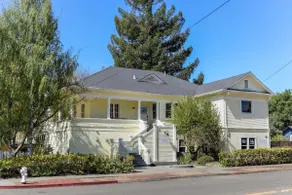 Cozy Hisorical Home Walking Distance to Downtown! - Image 2