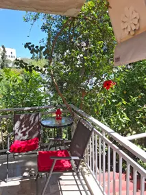 Family friendly apartment with a garden view - Image 3
