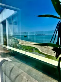 Oceanfront penthouse with terrace and 180° view - Image 4