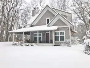 Art Coast Cottage: Tranquil Wooded Escape, Fire Pit, Fireplace, Hiking Trails - Image 2