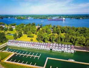 Gorgeous Townhouse & Boathouse in Cozy Carnegie Bay - Image 2