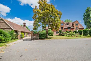 Pekes Tudor View - Image 3
