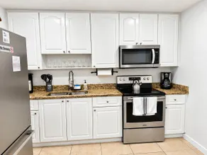 2 King Beds, Kitchen, 1Gbps, Laundry, Patio, Desk - Image 3