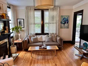 Stylish Mid-Century Getaway in Trendy Neighborhood - Image 2