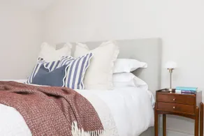 Spacious designed 1BR flat - Image 2