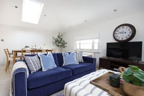 Spacious designed 1BR flat - Image 5