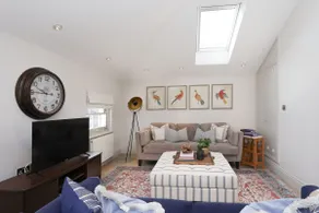 Spacious designed 1BR flat - Image 3