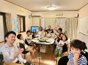 For groups, families, and individuals.　　Private room　　 Bus stop, 24-hour convenience store, 1-minute walk. - Image 2