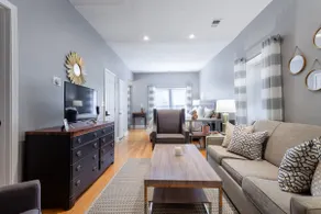 Cozy 2nd Floor unit Near Plaza and Westport | 08 - Image 2