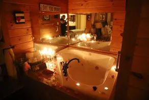 #1 Lovers Retreat—Mtn Views, Hot Tub w/TV, Jacuzzi - Image 2