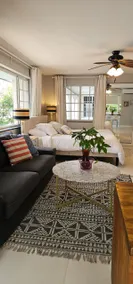 Beach studio w/patio- AC - Free parking & laundry! - Image 5