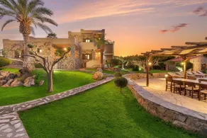 Luxury villa by the pool in Crete - Image 2