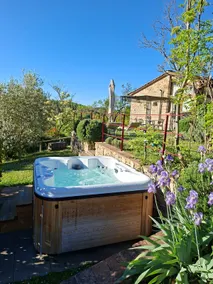 Estate overlooking the vineyards, Jacuzzi and pool - Image 3