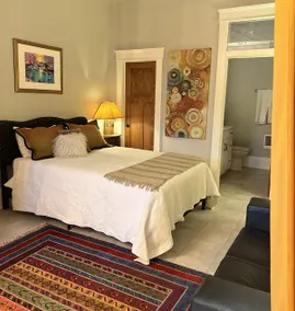 Historic Mercer ”The Artist Studio”. Queen Bed - Image 4