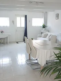 HOUSE WITH QUIET GARDEN - Image 2